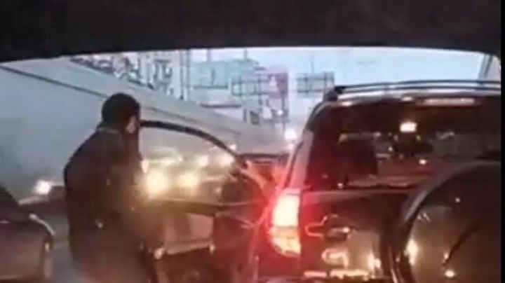 (VIDEO) Se arman los 'trancazos' con automovilistas en avenida principal de Monterrey