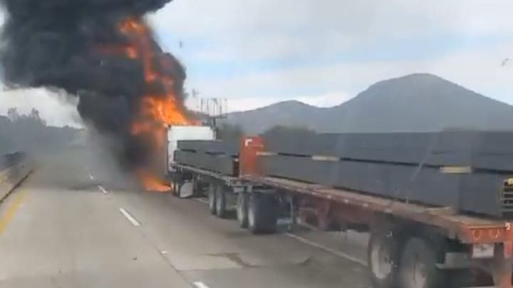 (VIDEO) Arde tractocamión en libramiento noreste de la capital queretana