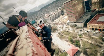 Colosio desciende a rapel del Faro del Comercio en Monterrey