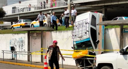 Taxista se queda sin frenos y termina colgado en parada de autobuses en Córdoba