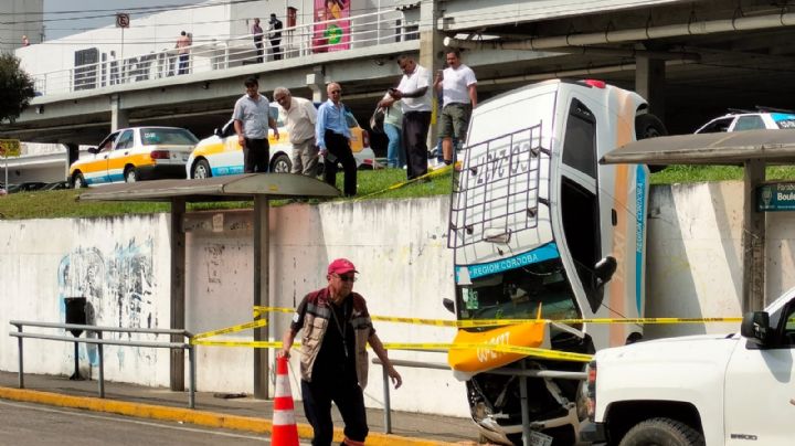 Taxista se queda sin frenos y termina colgado en parada de autobuses en Córdoba