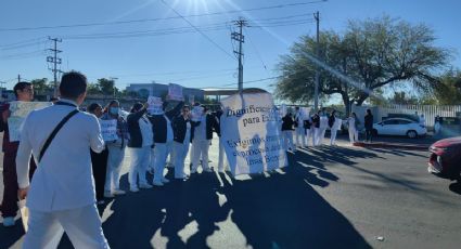 Empleados de salud protestan por irregularidades laborales en Sonora