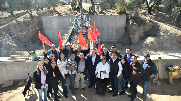 Supervisa Toño Astiazarán avances en puente peatonal de la colonia La Antorcha