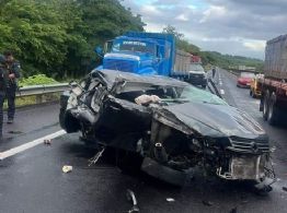 ¡Viven de milagro! Sujetos en estado de ebriedad chocan contra tráiler cargado de blocks en Veracruz