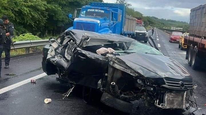 ¡Viven de milagro! Sujetos en estado de ebriedad chocan contra tráiler cargado de blocks en Veracruz