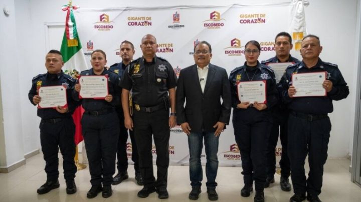 Reconocen a policías de Escobedo NL por rescatar a mujer de incendio