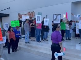 Empleados del PJF protestan en Sonora frente a autoridades norteamericanas