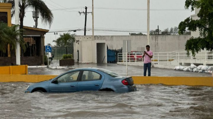 Ayuntamiento de Tampico trabaja para controlar inundaciones en Avenida Hidalgo