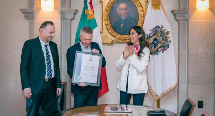 Libia Dennise entrega certificado de 'empresa limpia' a Volkswagen en Guanajuato