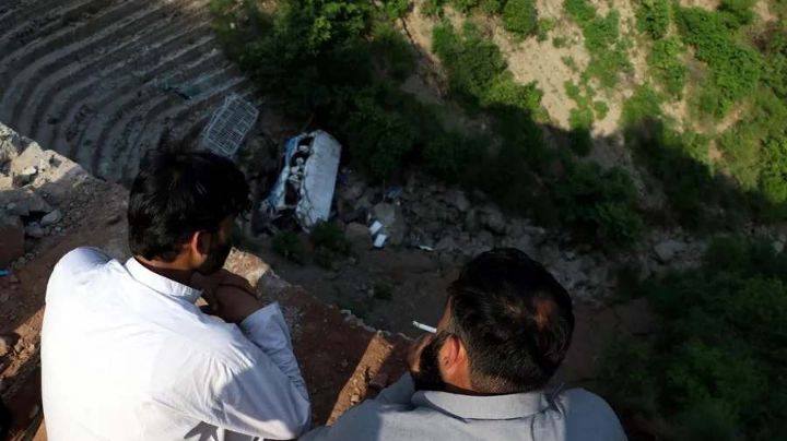 27 invitados a boda mueren tras caída de su autobús a un río en Pakistán; solo sobrevive la novia