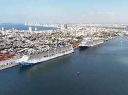 Autoridades dan la bienvenida a visitantes en la Terminal de Cruceros de Mazatlán