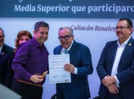 Entrega Gobernador estímulos y bonos a maestros que acreditaron convocatoria