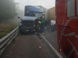 Otro accidente vial en Veracruz: neblina causa 2 choques de trailer y una volcadura