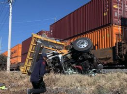 'Trenazo' en Querétaro: camión intenta ganarle al tren y lo embiste; hay un lesionado