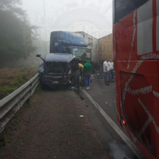 Otro accidente vial en Veracruz: neblina causa 2 choques de trailer y una volcadura