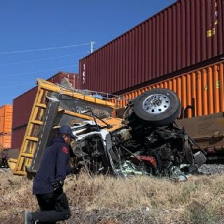 'Trenazo' en Querétaro: camión intenta ganarle al tren y lo embiste; hay un lesionado