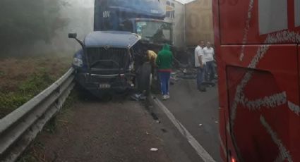 Otro accidente vial en Veracruz: neblina causa 2 choques de trailer y una volcadura