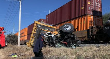 'Trenazo' en Querétaro: camión intenta ganarle al tren y lo embiste; hay un lesionado