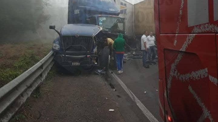 Otro accidente vial en Veracruz: neblina causa 2 choques de trailer y una volcadura