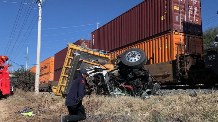 'Trenazo' en Querétaro: camión intenta ganarle al tren y lo embiste; hay un lesionado