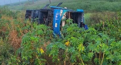 Vuelca autobús en Veracruz con 45 pasajeros a bordo; chofer se quedó dormido