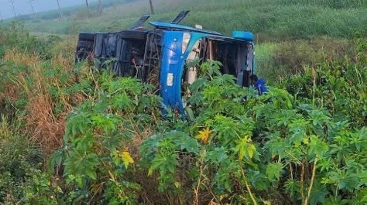 Vuelca autobús en Veracruz con 45 pasajeros a bordo; chofer se quedó dormido