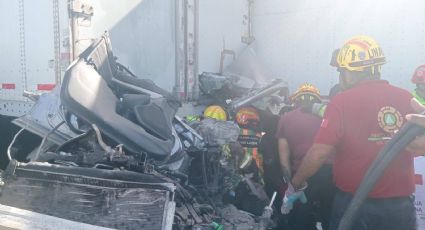 Familia termina atrapada tras accidente vial en Nuevo León