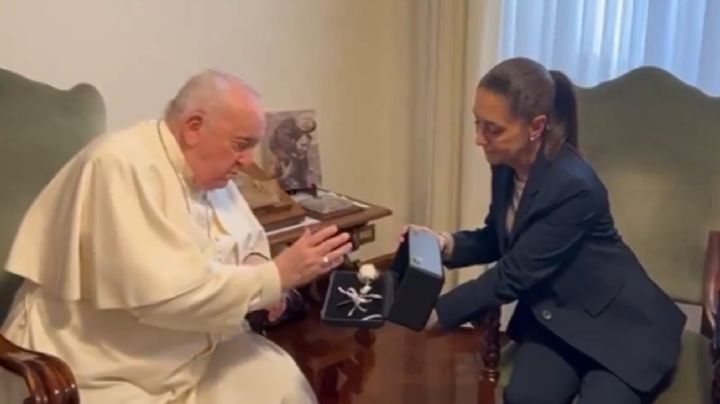 Sheinbaum lleva la bendición del Papa Francisco en una ¡Rosa de Plata!