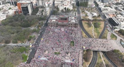 Marchan por la democracia en el centro de Monterrey