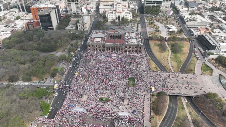 Marchan por la democracia en el centro de Monterrey