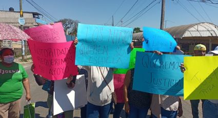 Padres de familia bloquean carretera federal tras desvio de recursos en escuela de Fortín