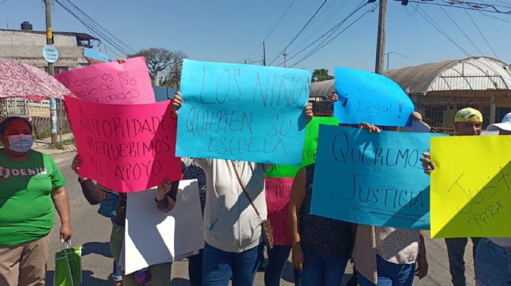 Padres de familia bloquean carretera federal tras desvio de recursos en escuela de Fortín