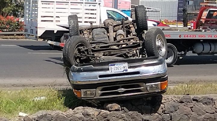 Vuelca camioneta en la Mexico-Querétaro; conductor sale ileso