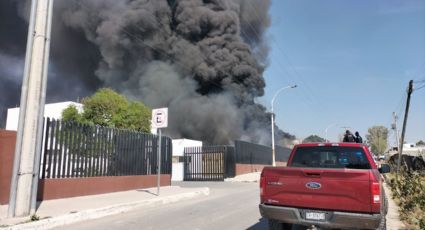 Fuerte incendio en recicladora de Querétaro deja varios daños materiales