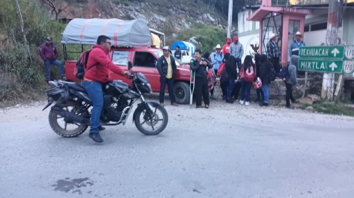 Nadie sale ni entra: pobladores toman carretera federal Zongolica-Orizaba