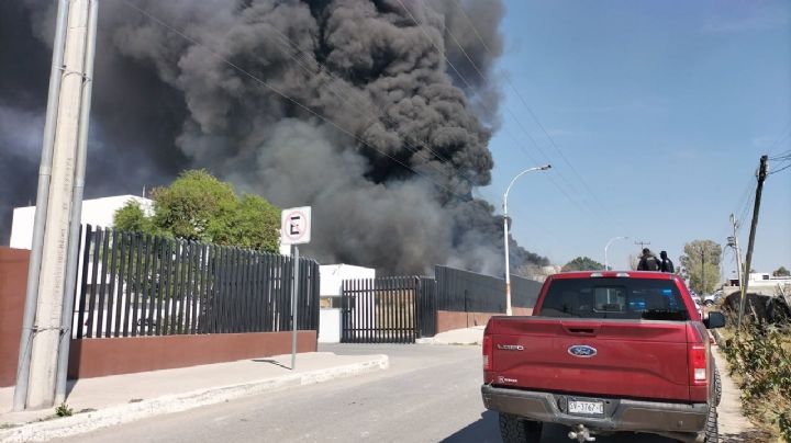 Fuerte incendio en recicladora de Querétaro deja varios daños materiales