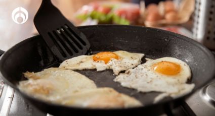 Trucos infalibles para que no te salte el aceite al freír huevos