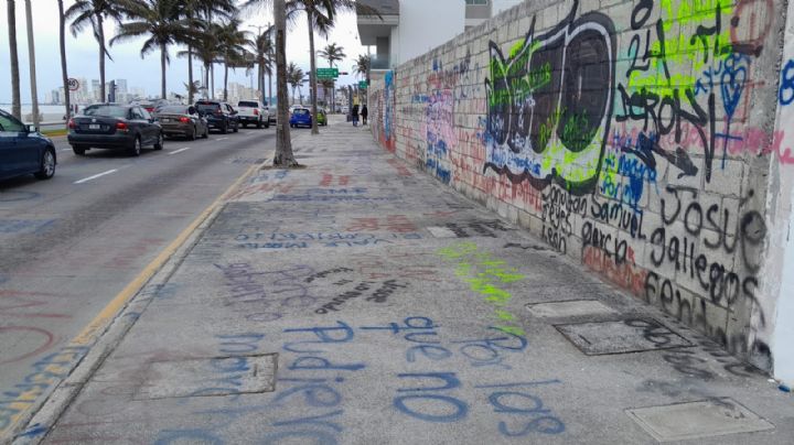 Borran pintas del 8M en el bulevar Manuel Ávila Camacho; labor puede tardar de 2 a 3 días