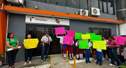 Madres se manifiestan en CREDE tras conflicto de clases en linea en primaria de Altamira