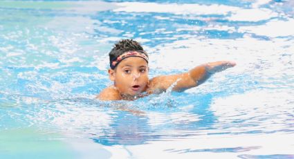 Gael González hace historia en Quintana Roo; uno de los primeros varones en natación artística