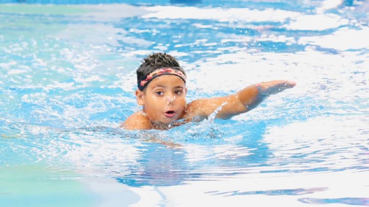 Gael González hace historia en Quintana Roo; uno de los primeros varones en natación artística