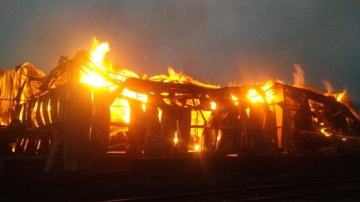 (VIDEO) Así fue el terrible incendio que consumió una fabrica de papel en Veracruz