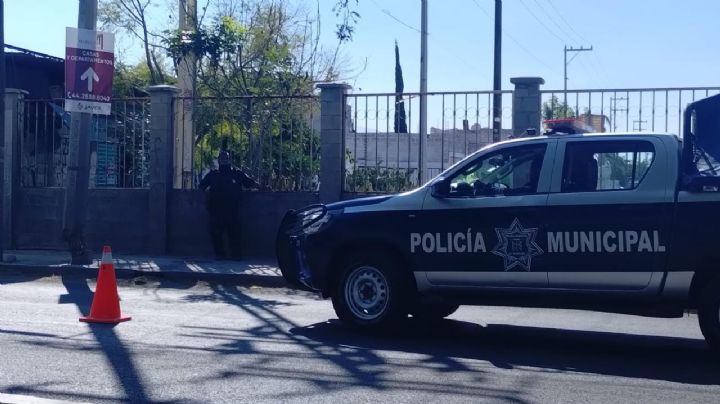 Balean guardias privados a presunto ladrón en el Marqués; lesionado está grave