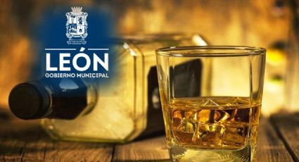 ¡Sin camisa y tomando alcohol! Despiden a funcionario de León tras ser captado en pachanga