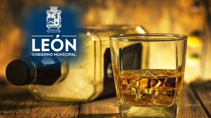 ¡Sin camisa y tomando alcohol! Despiden a funcionario de León tras ser captado en pachanga