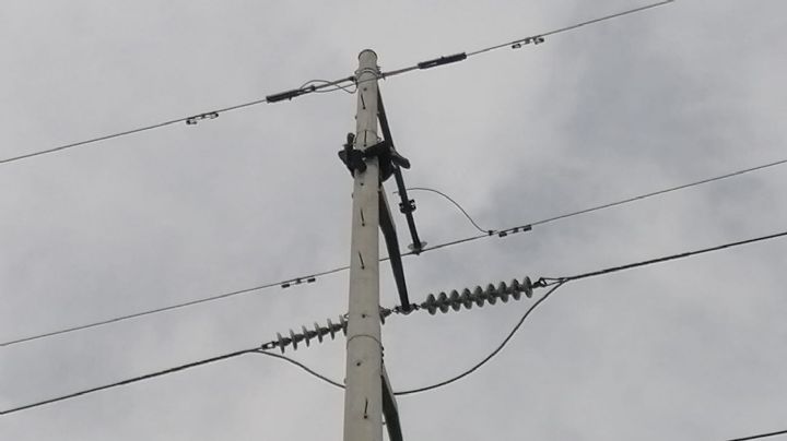 Sube hombre a torre de alta tensión y amenaza con lanzarse en NL