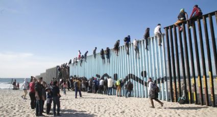 Detienen a migrantes por cruzar muro con escalera; método es peligroso y ya dejó un muerto