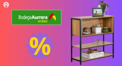 Bodega Aurrera remata este mueble para sala color nogal; sirve para poner libros y plantas