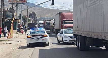 Manifestantes bloquean carretera Tijuana-Tecate y amenazan con obstruir frontera internacional