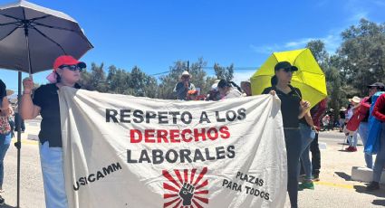 Trabajadores de la educación bloquean carretera en dirección al Aeropuerto Internacional de La Paz